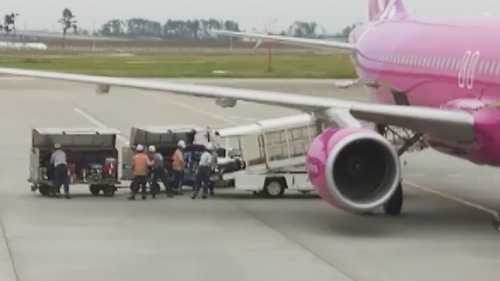日本仙台機場職員超細心搬寄艙行李