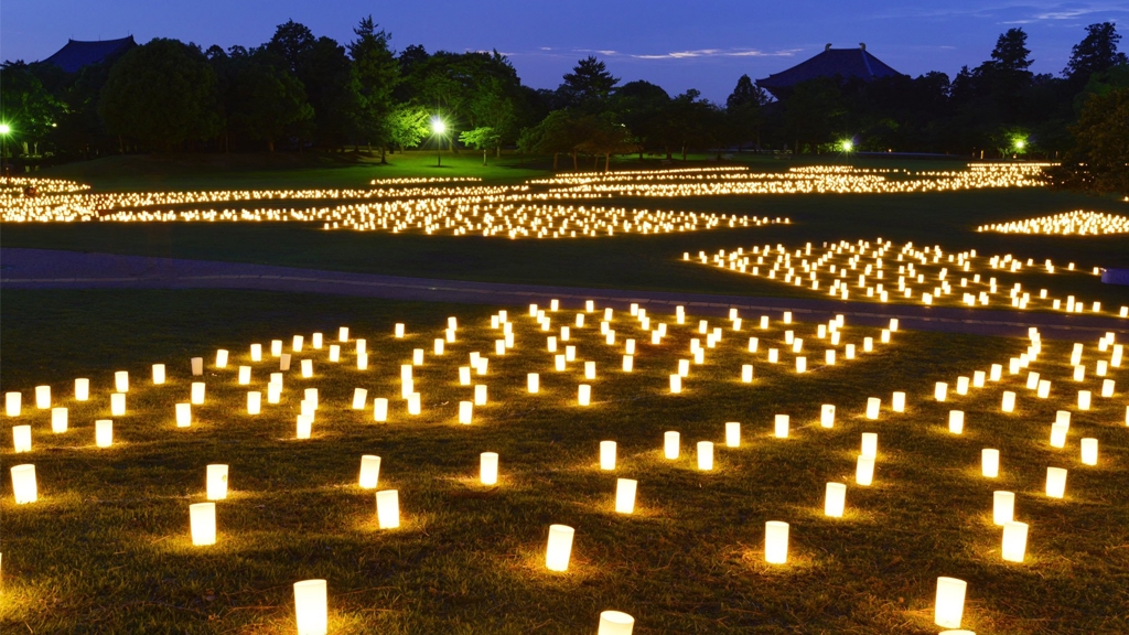 超過20000支蠟燭花燃亮日本古都