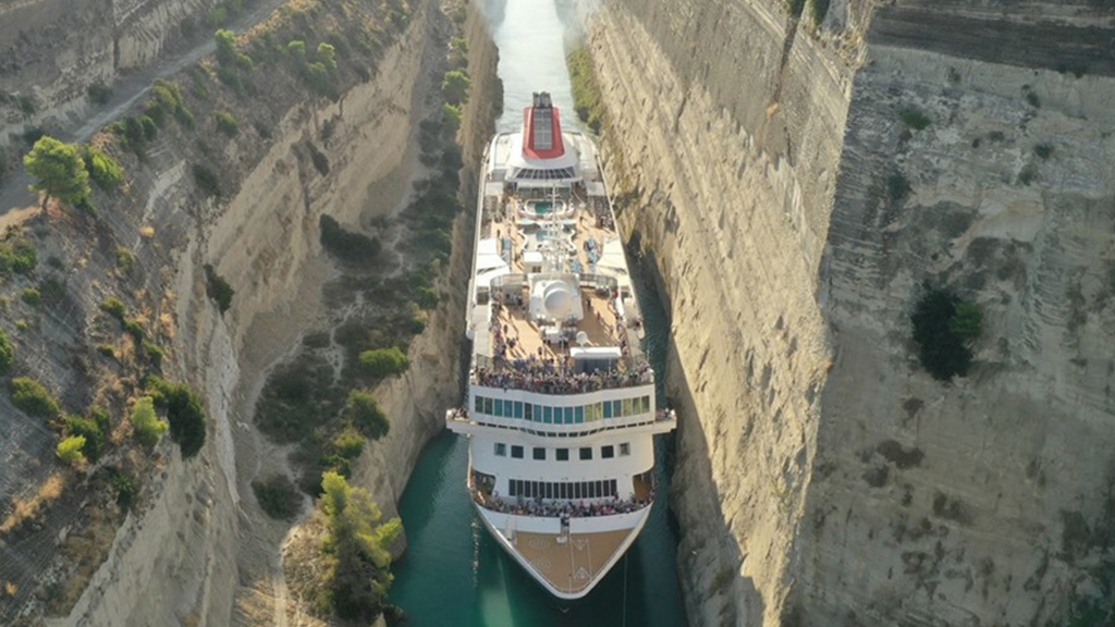 巨型郵輪穿過希臘運河