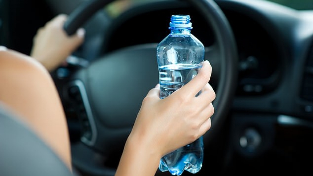 澳洲男駕車途中飲水被罰近千元