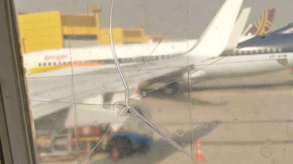 機窗破裂僅以膠紙貼住照飛