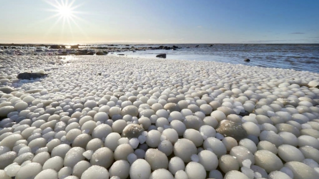 芬蘭驚見沙灘整齊鋪冰蛋