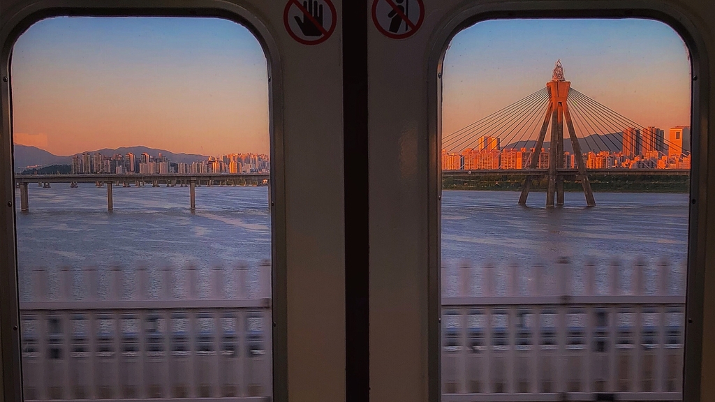 首爾地鐵窗外漢江美景！