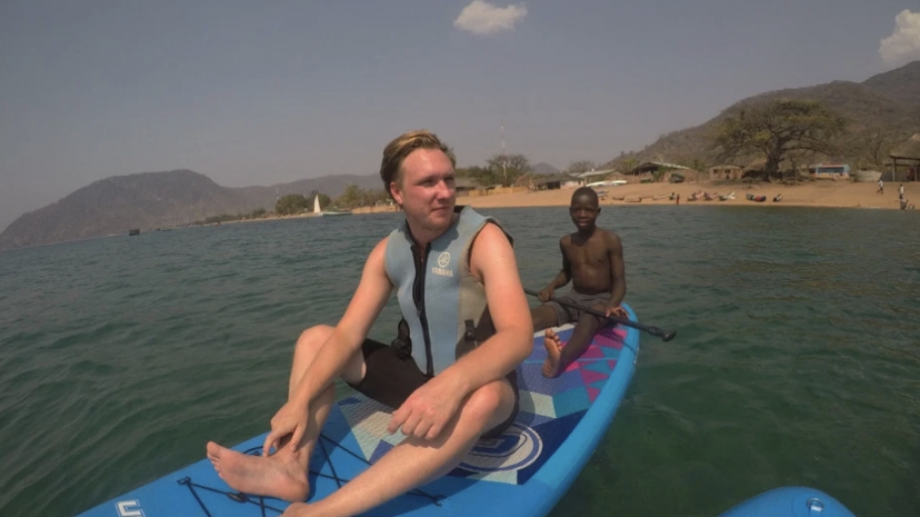 英國遊客非洲旅行湖中玩水