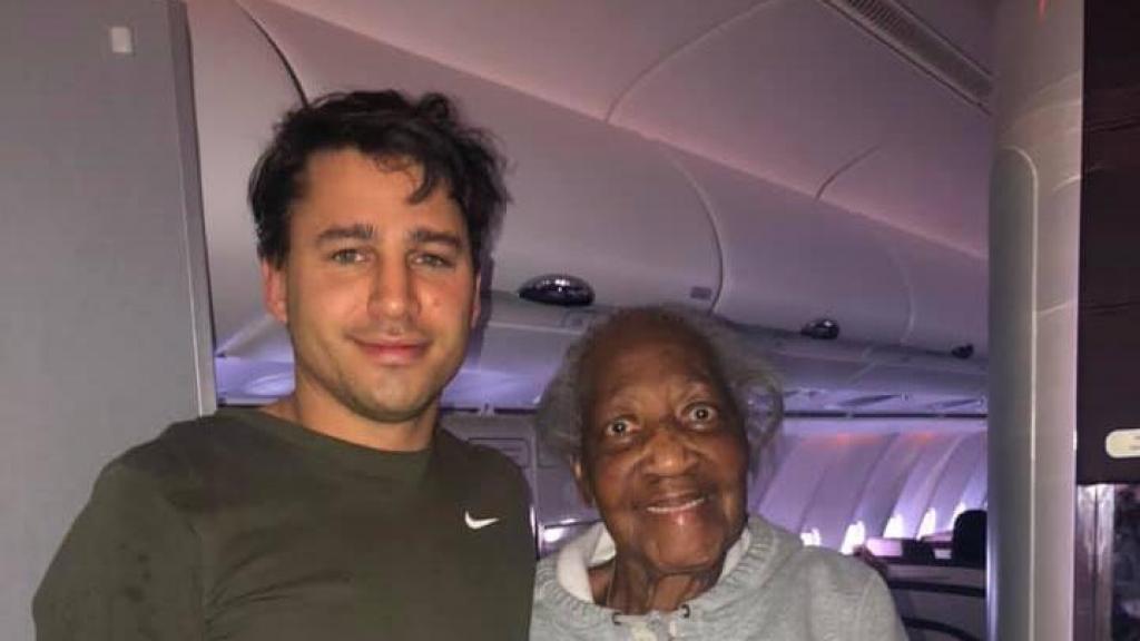 暖男搭飛機讓88歲婆婆坐商務艙