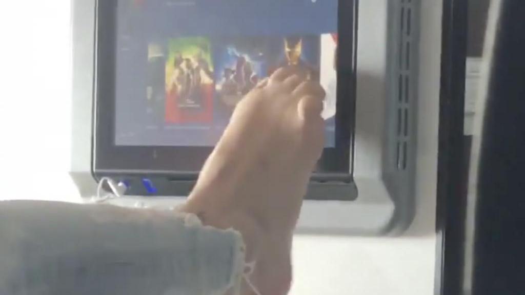 女乘客機上用腳趾滑屏幕