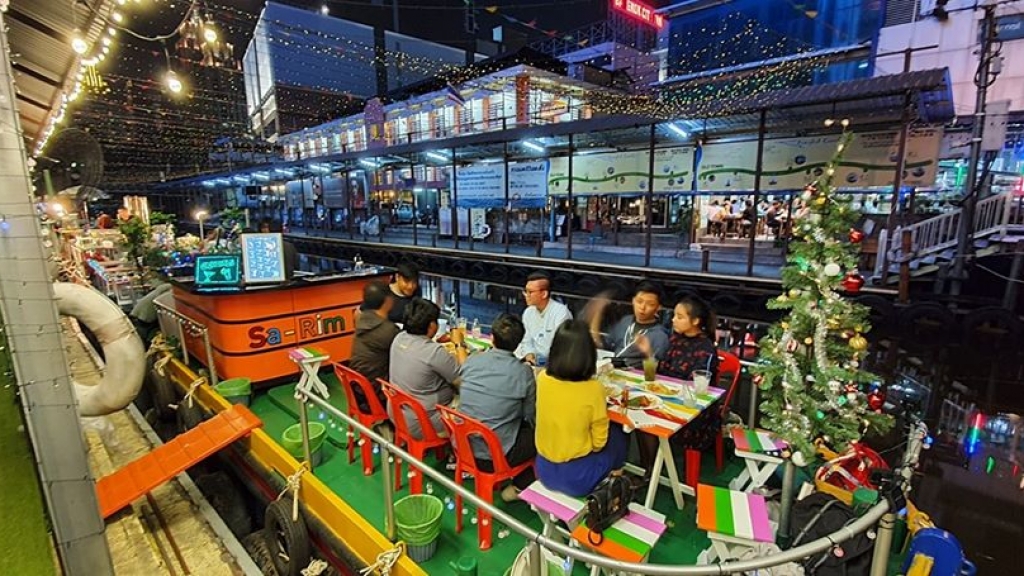 曼谷水門碼頭入夜即變水上市場