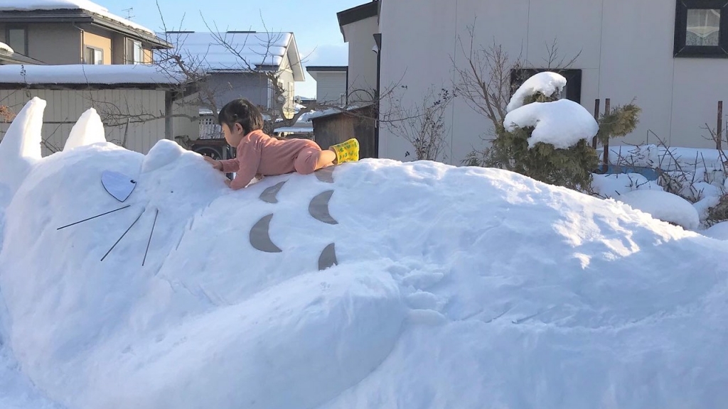 日本小妹妹無聊砌巨型龍貓雪像