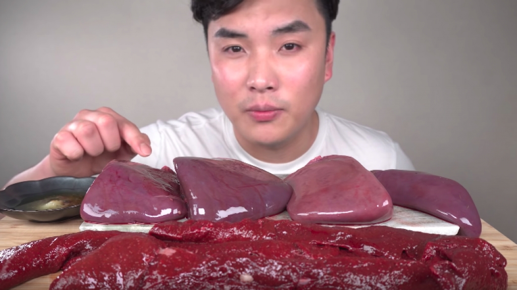 韓國YouTuber「吃放」表演生食牛內臟