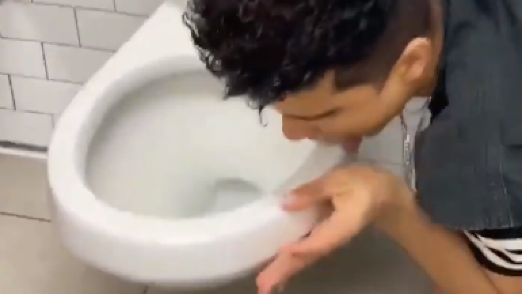 美國男跟玩肺炎挑戰舔廁所