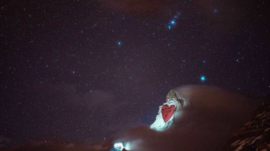 瑞士馬特洪峰現巨大打氣投影