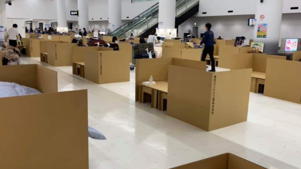 成田機場大廳搭紙皮床隔離