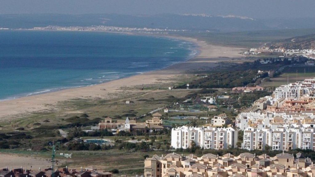 西班牙為防疫噴漂白水消毒海灘