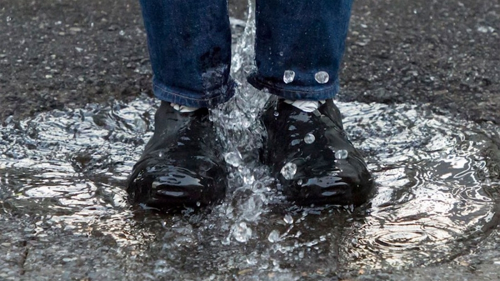 日本雜貨品牌推出防水鞋套