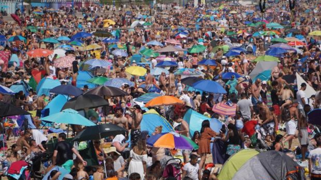 英國50萬人無懼疫情湧入沙灘