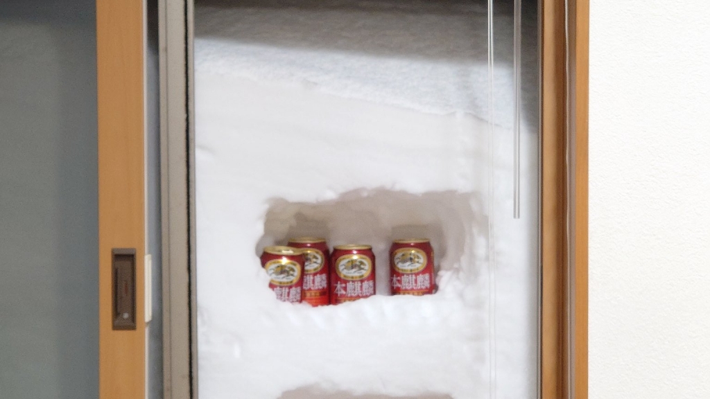 寒流吹襲積雪埋滿窗外變天然雪櫃