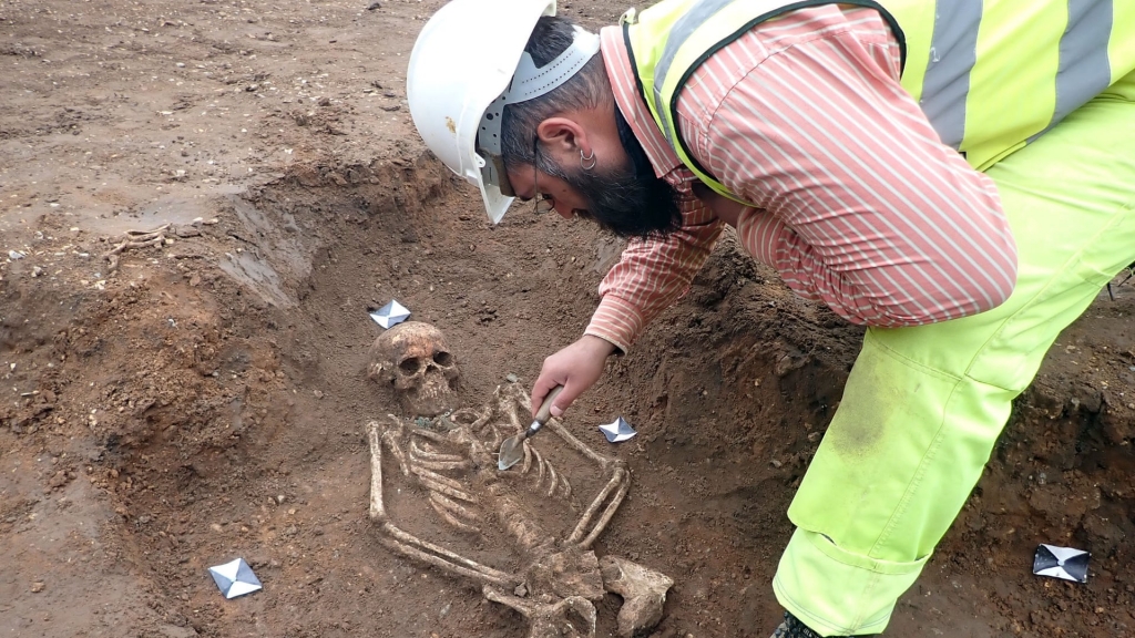 劍橋大學下挖出中世紀墳場