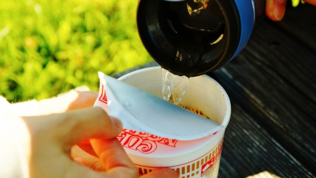 日本水質研究杯麵湯汁直接倒馬桶污染海洋