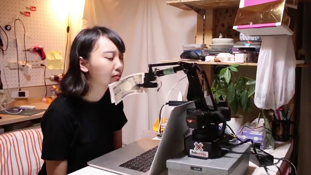 日本少女發明搞怪「銀紙搧臉機」