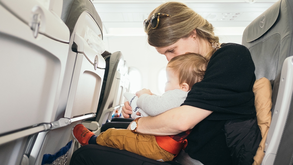 澳洲媽媽留子女獨坐飛機經濟艙