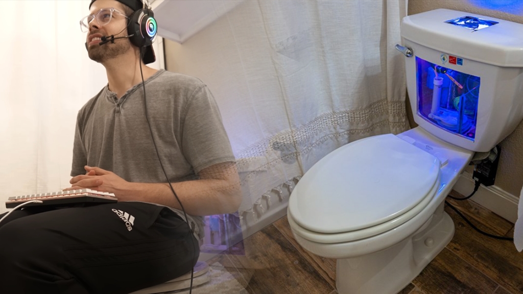 外國YouTuber將電腦同廁所合二為一
