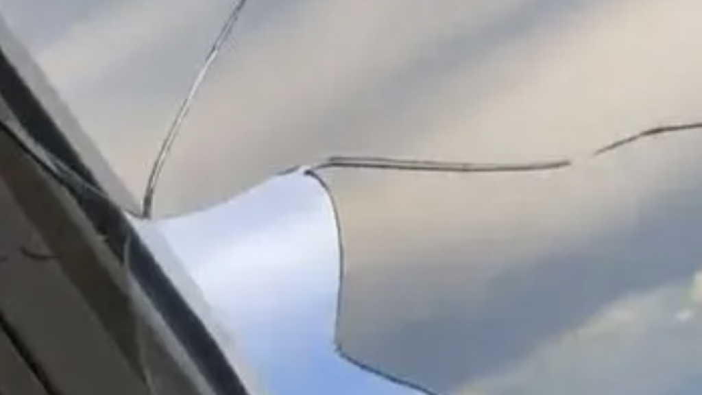 女乘客搭飛機遇飛機窗爆裂