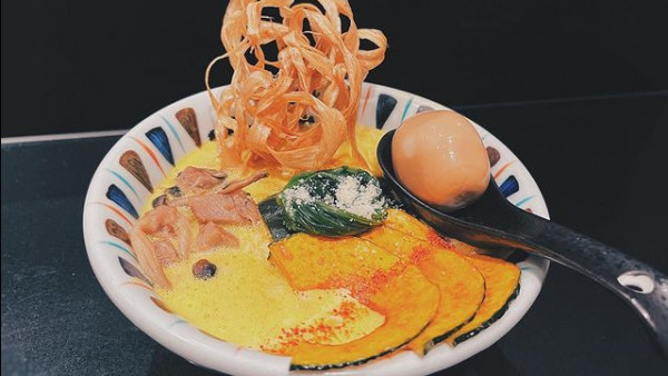 每日限量10碗！大阪人氣過江龍拉麵店「座銀」限定新品 濃醇南瓜雞白湯拉麵+經典炸牛篣