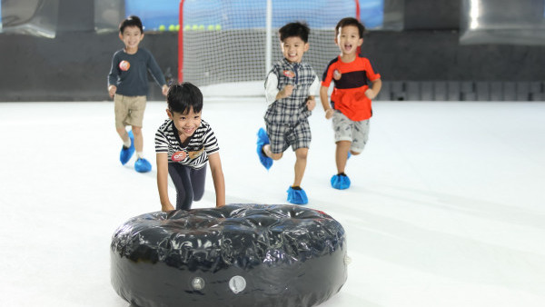 聖誕好去處2022｜奧海城聖誕冬日夢幻樂園 期間限定2千呎溜冰場、試玩冰球/冰壺、免費冰上匯演
