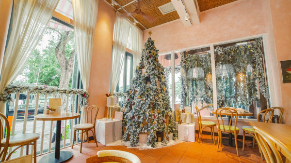 聖誕好去處2022｜赤柱海傍唯美魔幻森林Cafe！3米巨型聖誕樹/豪華花園拱門/聖誕老人雪糕屋
