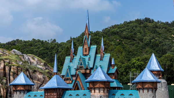香港迪士尼Frozen園區最新遊樂設施曝光 還原雪山/小鎮碼頭！兩大主角Elsa、Anna現身