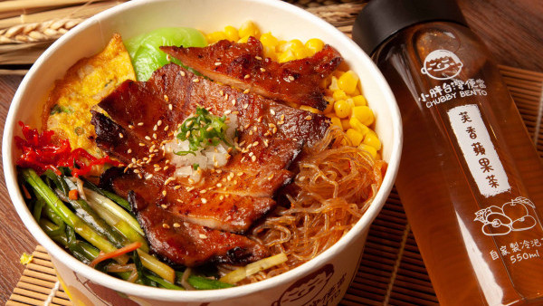 尖沙咀美食丨尖沙咀新開台式便當店「小胖台灣便當」麻辣鴨血肉燥寬粉／鐵路排骨便當／夜市雞排