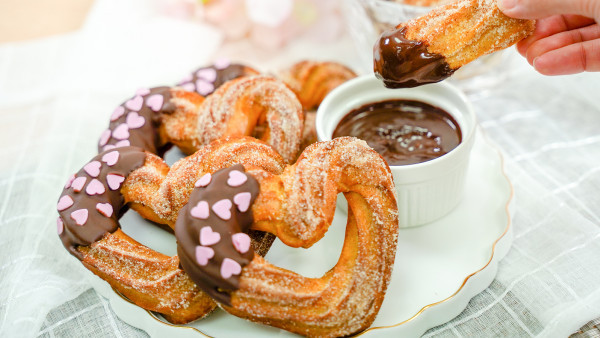情人節2026｜零失敗免油炸Churros西班牙油條食譜　超可愛心心造型情人節甜品！肉桂糖+朱古力醬做法