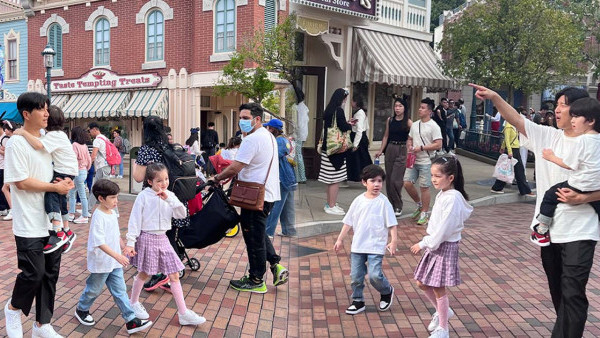 韓國人氣親子綜藝「超人回來了」來港取景！娜恩一家現身香港迪士尼樂園遊玩