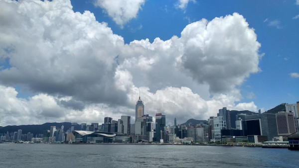 每日天氣預報｜預料本周初期驟雨增多！隨後幾日及佛誕時晴時雨最高約30度