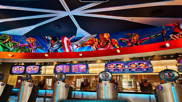 香港迪士尼樂園｜火箭餐廳變身Marvel主題！超級英雄壁畫/Iron Man漢堡/無限寶石梳打