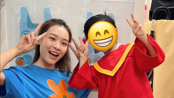 李佳芯素顏參加元朗一間幼稚園畢業禮 人靚心善與小朋友打成一片獲讚：女神落區多過拍劇