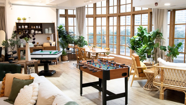 室內好去處｜觀塘1,300呎大地色Party Room！45呎環迴落地格仔窗+7大娛樂設施