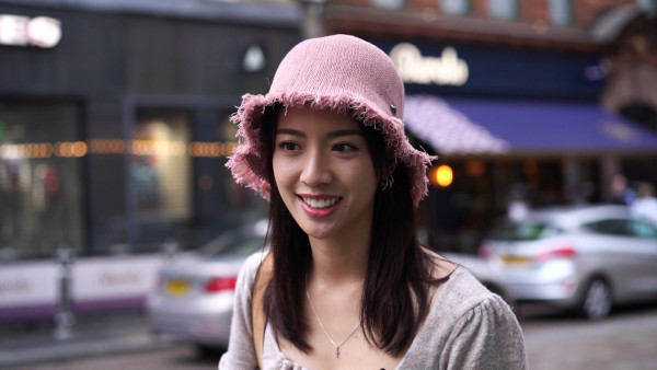 蔡思貝首度公開哥哥真面目完全唔似樣 胞兄定居蘇格蘭17年兩兄妹難得見面