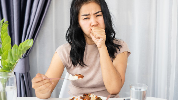 女子咳嗽20年一直找不到病因 醫生揭3大壞習慣造成／吃得太飽都有關