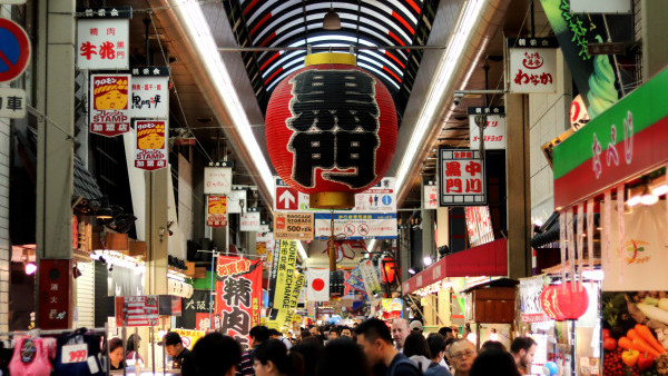 大阪黑門市場疑賣壞掉臭蝦 店家如此處理！食客嬲到唔食走人