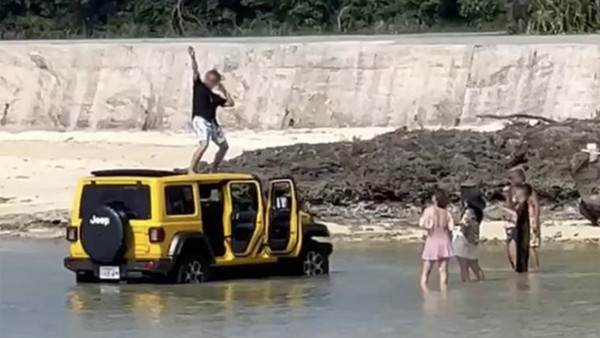 沖繩自駕遊駛入海中忘我打卡  租車公司指汽車或需報廢