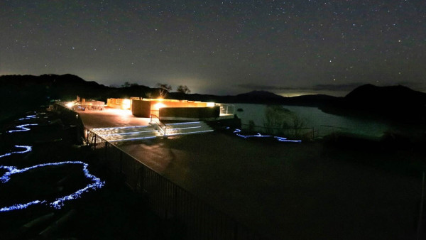 日本自由行2024 | 北海道祕境全新觀星天文館 360度賞滿天星、上萬夜光石「藍眼淚」海超夢幻！