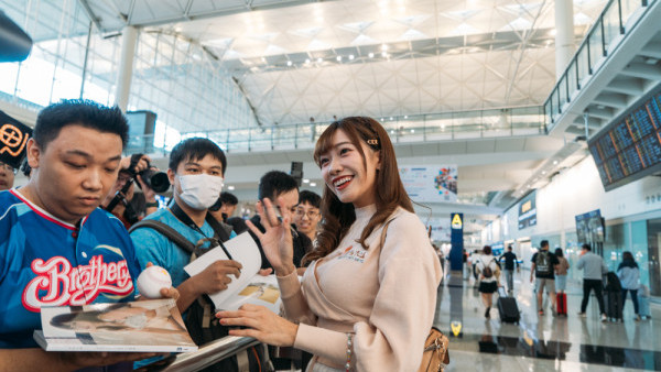 前女團成員冼迪琦衣錦還鄉返香港 機場接機實況清一色男粉絲帶埋性感寫真