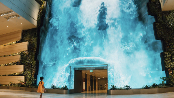 新加坡樟宜機場T2航站重開新增4大打卡位！14米電子瀑布/水舞花園/肖像航班顯示屏