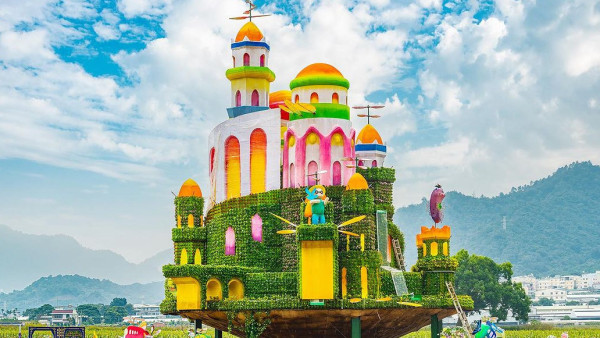 台灣旅遊｜台中國際花毯節2023開鑼！夢幻漂浮城堡花卉／4公頃向日葵花海