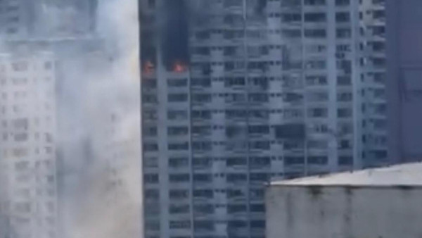 屯門友愛邨單位起火 火舌湧出窗框燒至變形  大量居民需疏散