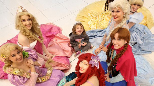 5歲女患腦腫瘤獲「迪士尼公主」送機 展開免費美國Disney之旅、熱心人助完夢 場面超暖心！