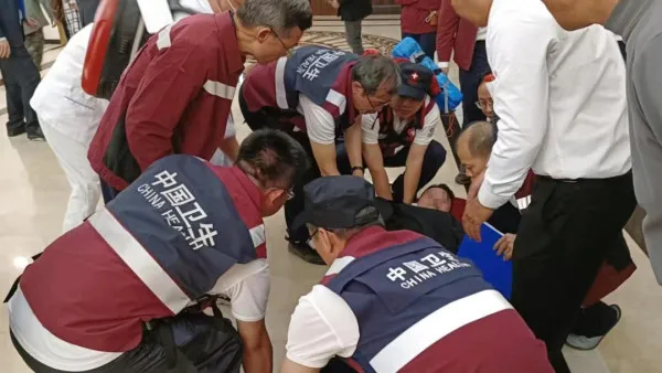 東莞新郎擺酒突發心跳停頓暈倒  巧遇7支急救隊在旁開會救回一命！