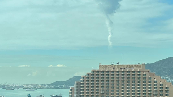 屯門黃金海岸驚現水龍捲？半空罕見「龍吸水」漏斗雲奇景