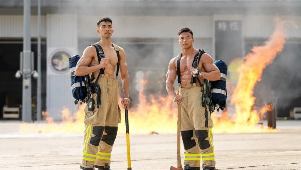 消防處推出港版爆肌月曆！仿效澳洲大隻消防員 火場著制服騷肌超英勇